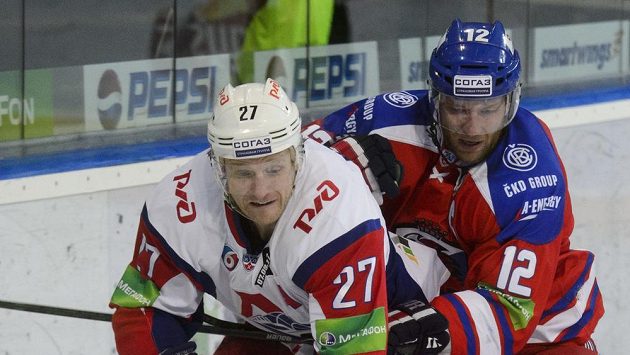 Jiří Novotný ze Lva Praha (vpravo) brání Staffana Kronwalla z Lokomotivu Jaroslavl. Jiří Novotný ze Lva Praha (vpravo) brání Staffana Kronwalla z Lokomotivu Jaroslavl.
