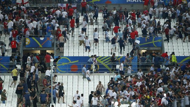 Angličtí fanoušci se snaží utéct ze stadiónu kvůli útokům ruských příznivců. Angličtí fanoušci se snaží utéct ze stadiónu kvůli útokům ruských příznivců.