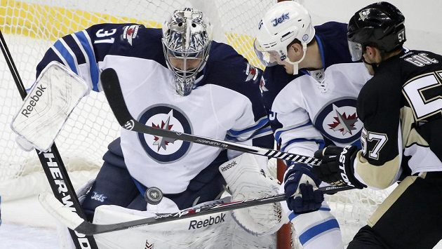 Marcel Goc (vpravo) se ve svém posledním zápase za Pittsburgh snaží překonat gólmana Winnipegu Ondřeje Pavelce. Marcel Goc (vpravo) se ve svém posledním zápase za Pittsburgh snaží překonat gólmana Winnipegu Ondřeje Pavelce.