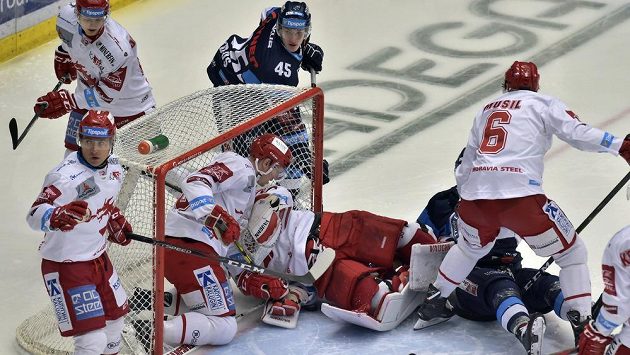 Závar před brankou Třince, po němž liberecký útočník Lukáš Krenželok (sedí v brankovišti) vstřelil první gól utkání. Závar před brankou Třince, po němž liberecký útočník Lukáš Krenželok (sedí v brankovišti) vstřelil první gól utkání.