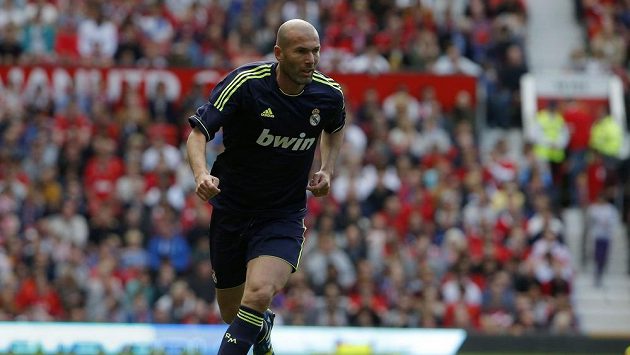Zinedine Zidane v dresu Realu Madrid během zápasu legend. Zinedine Zidane v dresu Realu Madrid během zápasu legend.