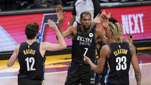 Basketbalisté Brooklynu Nets Kevin Durant (7), Joe Harris (12) a Nicolas Claxton (33) během utkání s New Orleans Pelicans. Basketbalisté Brooklynu Nets Kevin Durant (7), Joe Harris (12) a Nicolas Claxton (33) během utkání s New Orleans Pelicans.