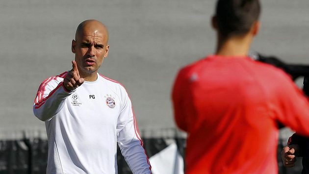 Pep Guardiola na tréninku svého Bayernu před zápasem Ligy mistrů v Turíně. Pep Guardiola na tréninku svého Bayernu před zápasem Ligy mistrů v Turíně.
