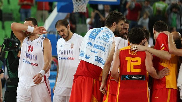 Basketbalisté Španělska slaví na mistrovství Evropy ve Slovinsku čtvrtfinálové vítězství nad Srbskem. Vlevo zklamaný Rasko Katič (s číslem 14) a Nenad Krstič. Basketbalisté Španělska slaví na mistrovství Evropy ve Slovinsku čtvrtfinálové vítězství nad Srbskem. Vlevo zklamaný Rasko Katič (s číslem 14) a Nenad Krstič.