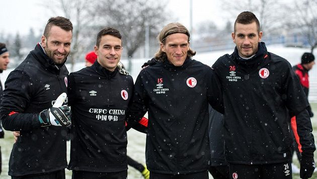 Zimní posily Slavie (zleva): Přemysl Kovář, Marko Alvir, Per–Egil Flo a Michael Lüftner během prvního tréninku v pražském Edenu. Zimní posily Slavie (zleva): Přemysl Kovář, Marko Alvir, Per–Egil Flo a Michael Lüftner během prvního tréninku v pražském Edenu.