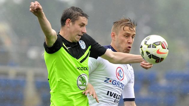 Záložník Boleslavi Ondřej Zahustel (vlevo) a obránce Slovácka Petr Reinberk. Záložník Boleslavi Ondřej Zahustel (vlevo) a obránce Slovácka Petr Reinberk.