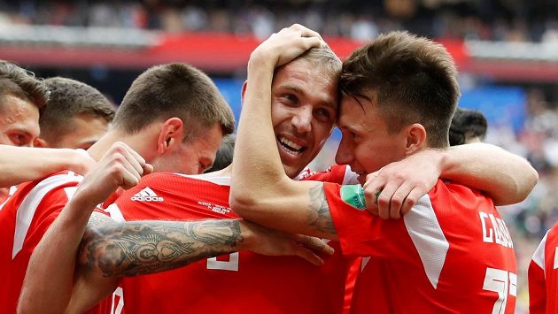 Ruská radost v utkání mistrovství světa proti Saúdské Arábii. První gól domácího týmu vstřelil Jurij Gazinskij, kterému gratulují spoluhráči. Ruská radost v utkání mistrovství světa proti Saúdské Arábii. První gól domácího týmu vstřelil Jurij Gazinskij, kterému gratulují spoluhráči.