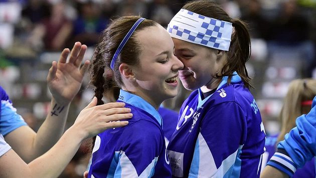 Vítkovická útočnice Adéla Pantělejevová (vlevo) přijímá gratulace od spoluhráček. Vítkovická útočnice Adéla Pantělejevová (vlevo) přijímá gratulace od spoluhráček.
