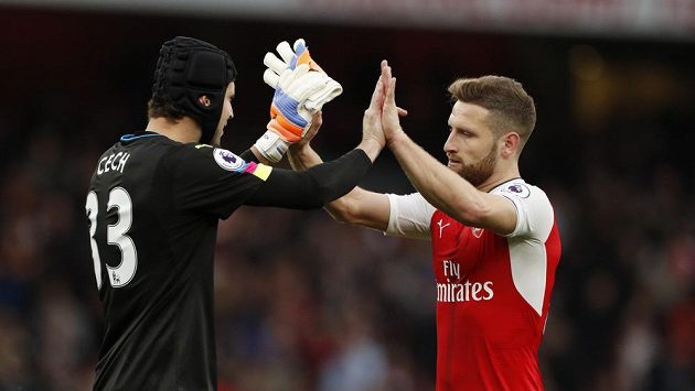 Brankář Arsenalu Petr Čech a jeho spoluhráč Shkodran Mustafi při vítězném gestu po zápase se Swansea. Brankář Arsenalu Petr Čech a jeho spoluhráč Shkodran Mustafi při vítězném gestu po zápase se Swansea.