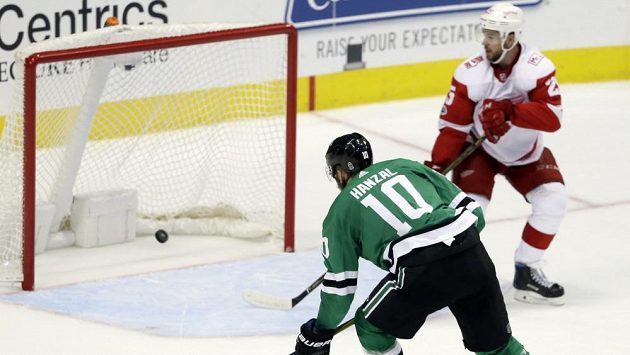Martin Hanzal (10) z Dallasu střílí gól v zápase proti Detroitu. Martin Hanzal (10) z Dallasu střílí gól v zápase proti Detroitu.