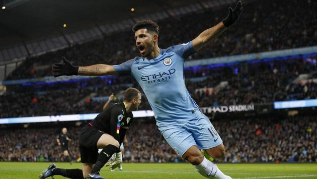Útočník Manchesteru City Sergio Agüero slaví gól proti Burnley v zápase 20. kola Premier League. Útočník Manchesteru City Sergio Agüero slaví gól proti Burnley v zápase 20. kola Premier League.