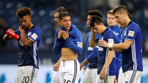 Fotbalisté Schalke po remíze s Leverkusenem. Fotbalisté Schalke po remíze s Leverkusenem.