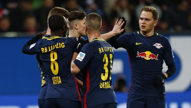 Fotbalisté Lipska se radují z gólu proti Augsburgu. Fotbalisté Lipska se radují z gólu proti Augsburgu.