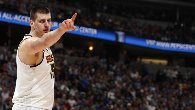 Basketbalista Denveru Nikola Jokič během pátého zápasu 2. kola play off NBA proti Portlandu. Basketbalista Denveru Nikola Jokič během pátého zápasu 2. kola play off NBA proti Portlandu.