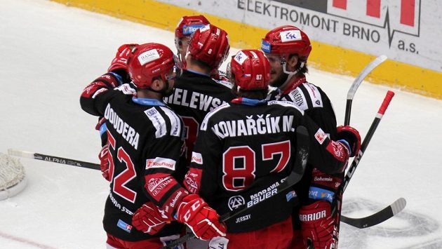 Třinečtí se radují z gólu proti Pardubicím. Třinečtí se radují z gólu proti Pardubicím.