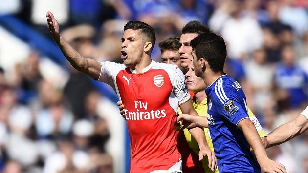 Fotbalista Arsenalu Gabriel Paulista se rozčiluje v duelu proti Chelsea poté, co uviděl od rozhodčího červenou kartu. Fotbalista Arsenalu Gabriel Paulista se rozčiluje v duelu proti Chelsea poté, co uviděl od rozhodčího červenou kartu.