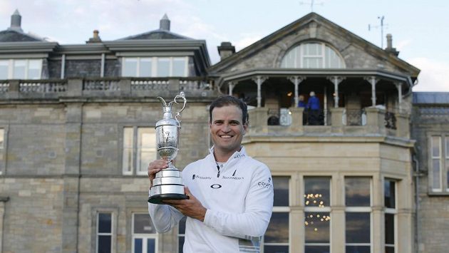 Američan Zach Johnson s trofejí pro vítěze British Open. Američan Zach Johnson s trofejí pro vítěze British Open.
