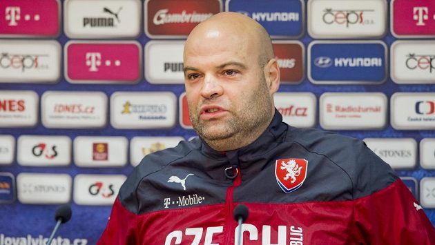 Trenér české fotbalové reprezentace do 21 let Jakub Dovalil na tiskové konferenci před přípravným zápasem s Anglií. Trenér české fotbalové reprezentace do 21 let Jakub Dovalil na tiskové konferenci před přípravným zápasem s Anglií.