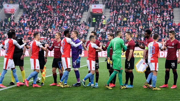 Fotbalisté Slavie a Sparty se zdraví před derby. Všechny soutěže teď utichnou... Fotbalisté Slavie a Sparty se zdraví před derby. Všechny soutěže teď utichnou...