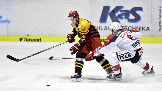 Jihlavský Michal Důras se v baráži snaží uniknout Michalu Bártovi z Pardubic. Jihlavský Michal Důras se v baráži snaží uniknout Michalu Bártovi z Pardubic.