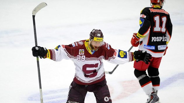 Sparťanský obránce Karel Pilař (vlevo) se raduje z gólu proti Hradci Králové ve třetím čtvrfinálovém zápase play off extraligy. Sparťanský obránce Karel Pilař (vlevo) se raduje z gólu proti Hradci Králové ve třetím čtvrfinálovém zápase play off extraligy.