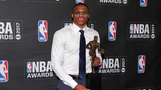 Russell Westbrook s trofejí pro nejužitečnějšího hráče NBA. Russell Westbrook s trofejí pro nejužitečnějšího hráče NBA.