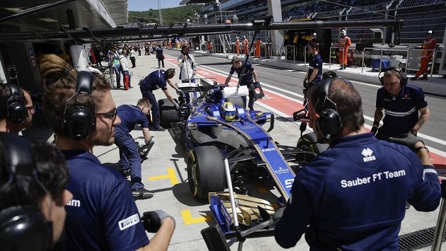 Jezdec Sauberu Marcus Ericsson během pitstopu. Jezdec Sauberu Marcus Ericsson během pitstopu.