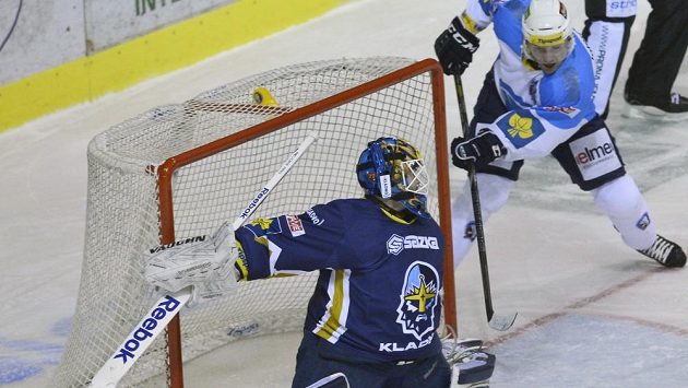 Plzeňský útočník Ondřej Kratěna (vpravo) střílí gól kladenskému brankáři Janu Cháberovi. Plzeňský útočník Ondřej Kratěna (vpravo) střílí gól kladenskému brankáři Janu Cháberovi.