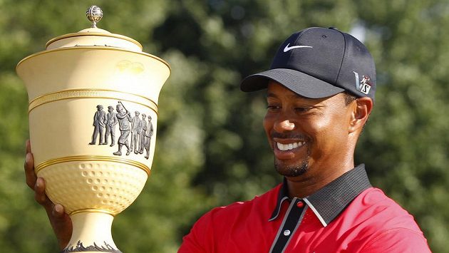 Tiger Woods s trofejí pro vítěze turnaje v Akronu Tiger Woods s trofejí pro vítěze turnaje v Akronu