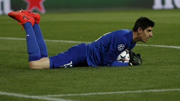 Gólma Atlética Thibaut Courtois drží míč v utkání proti Barceloně. Gólma Atlética Thibaut Courtois drží míč v utkání proti Barceloně.
