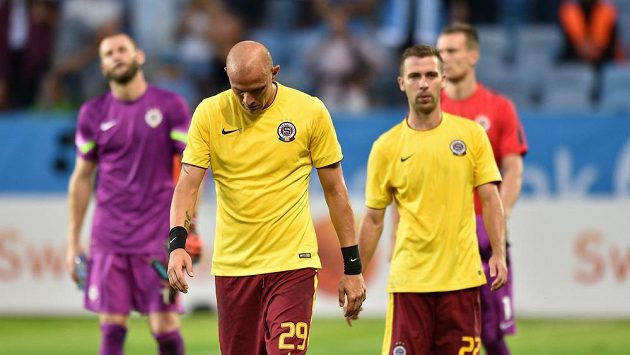 Opaření fotbalisté Sparty Praha po porážce od Malmö. Zleva David Bičík, Roman Benář a Josef Hušbauer. Opaření fotbalisté Sparty Praha po porážce od Malmö. Zleva David Bičík, Roman Benář a Josef Hušbauer.