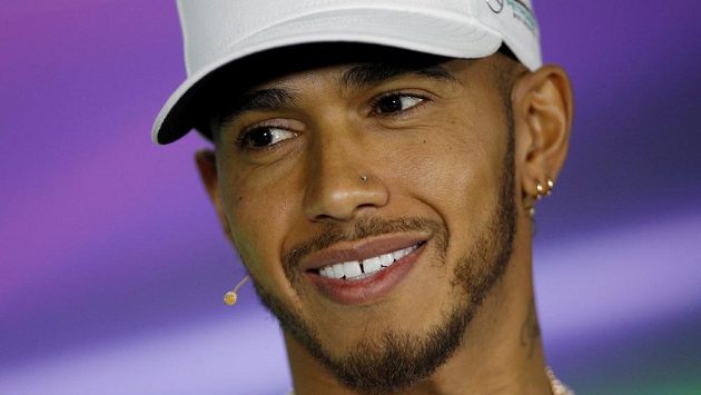 Britský pilot Lewis Hamilton hýří před začátkem sezóny úsměvy. Vydrží mu i po posledním závodě? Britský pilot Lewis Hamilton hýří před začátkem sezóny úsměvy. Vydrží mu i po posledním závodě?