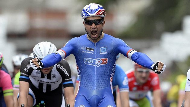 Francouz Nacer Bouhanni se raduje z vítězství v 7. etapě Giro d'Italia. Francouz Nacer Bouhanni se raduje z vítězství v 7. etapě Giro d'Italia.