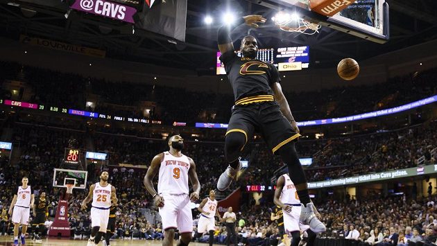 LeBron James z Clevelandu smečuje v utkání s New York Knicks. LeBron James z Clevelandu smečuje v utkání s New York Knicks.