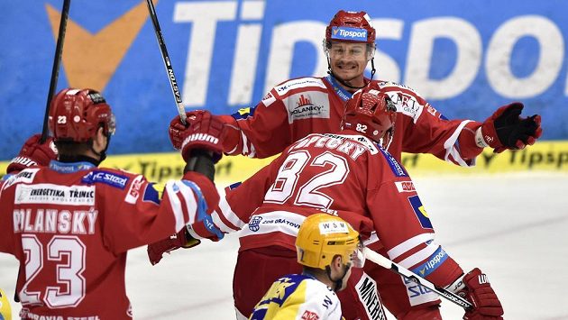 Zleva Jiří Polanský, Tomáš Kopecký a Vladimír Dravecký z Třince se radují z gólu ve zlíně. Zleva Jiří Polanský, Tomáš Kopecký a Vladimír Dravecký z Třince se radují z gólu ve zlíně.