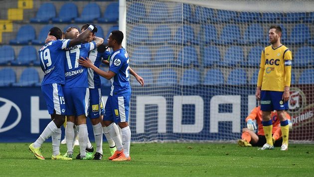 Liberečtí fotbalisté se radují z gólu proti Teplicím. Vpravo je kapitán žlutomodrých Štěpán Vachoušek a brankář Tomáš Grigar. Liberečtí fotbalisté se radují z gólu proti Teplicím. Vpravo je kapitán žlutomodrých Štěpán Vachoušek a brankář Tomáš Grigar.