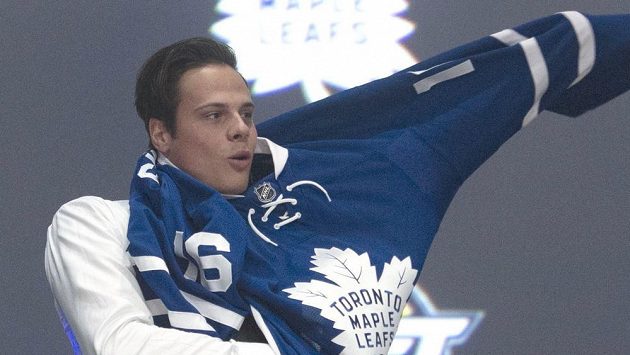 Americký útočník Auston Matthews si obléká dres Toronta. Americký útočník Auston Matthews si obléká dres Toronta.