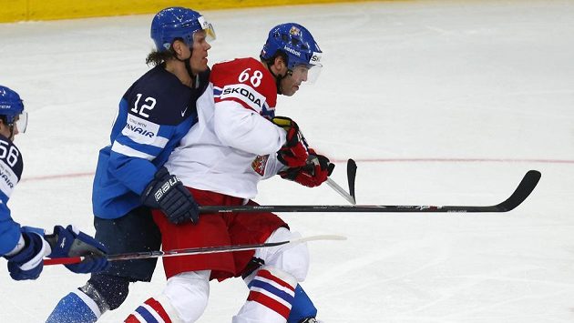Finský hokejista Olli Jokinen (vlevo) atakuje Jaromíra Jágra v semifinále MS mezi českou reprezentací a Finskem. Finský hokejista Olli Jokinen (vlevo) atakuje Jaromíra Jágra v semifinále MS mezi českou reprezentací a Finskem.