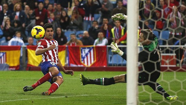 Útočník Diego Costa z Atlétika Madrid dává gól v ligovém utkání proti Betisu. Útočník Diego Costa z Atlétika Madrid dává gól v ligovém utkání proti Betisu.
