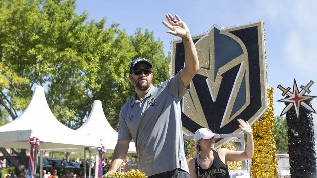 Obránce Vegas Deryk Engelland (na snímkuú bude hrát i nadále v týmu také s Colinem Millerem, který podepsalnovou čtyřletou smlouvu. Obránce Vegas Deryk Engelland (na snímkuú bude hrát i nadále v týmu také s Colinem Millerem, který podepsalnovou čtyřletou smlouvu.