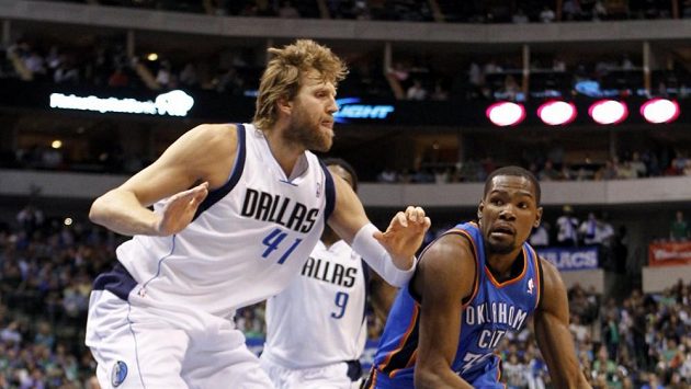 Kevin Durant (vpravo) se probíjí přes Dirka Nowitzkého. Kevin Durant (vpravo) se probíjí přes Dirka Nowitzkého.
