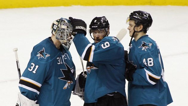 Zleva Antti Niemi, Martin Havlát a Tomáš Hertl oslavují vítězství Žraloků nad Devils. Zleva Antti Niemi, Martin Havlát a Tomáš Hertl oslavují vítězství Žraloků nad Devils.
