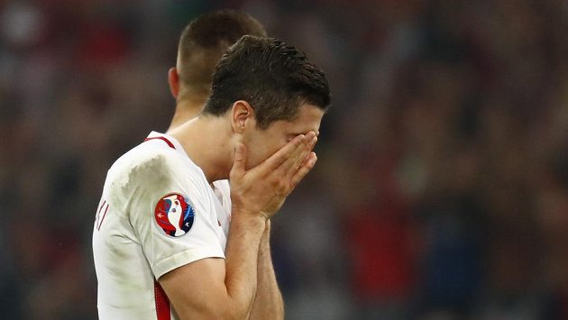 Zklamaný Robert Lewandowski po porážce v penaltovém rozstřelu. Zklamaný Robert Lewandowski po porážce v penaltovém rozstřelu.