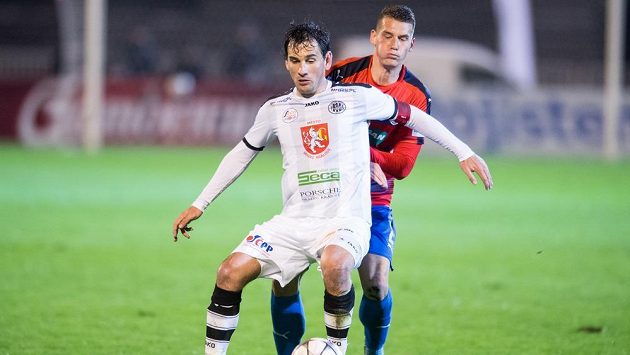 Hradecký útočník Pavel Černý a obránce Viktorie Plzeň Lukáš Hejda během utkání. Hradecký útočník Pavel Černý a obránce Viktorie Plzeň Lukáš Hejda během utkání.
