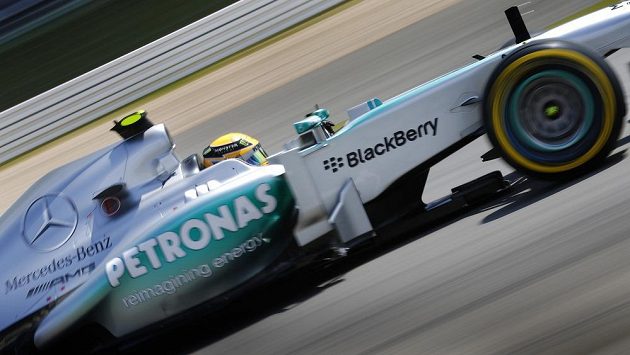 Britský pilot Mercedesu Lewis Hamilton završil kvalifikační hattrick.