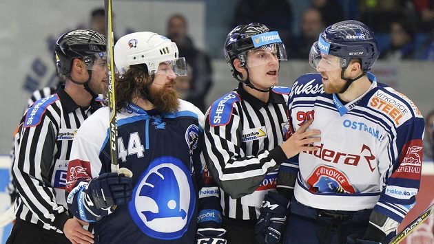 Problém? Ryan Hollweg z Plzně (druhý zleva) a Jakub Lev z Vítkovic (vpravo). Problém? Ryan Hollweg z Plzně (druhý zleva) a Jakub Lev z Vítkovic (vpravo).