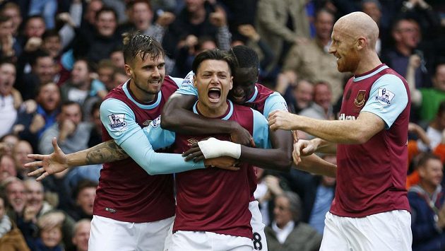 Mauro Zarate z West Hamu se raduje z gólu proti Chelsea. Mauro Zarate z West Hamu se raduje z gólu proti Chelsea.