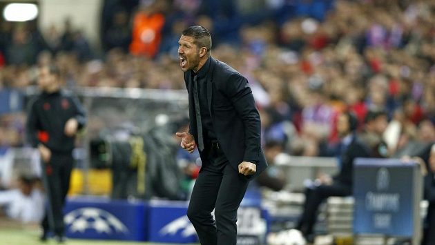 Kouč Atlétika Madrid Diego Simeone prožívá semifinálový duel Ligy mistrů proti Chelsea. Kouč Atlétika Madrid Diego Simeone prožívá semifinálový duel Ligy mistrů proti Chelsea.