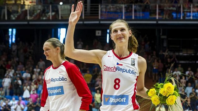 Ilona Burgrová (vpravo) a Petra Kulichová hrály poslední zápas za českou reprezentaci. Basketbaistky se po utkání se Španělskem loučily s diváky. Ilona Burgrová (vpravo) a Petra Kulichová hrály poslední zápas za českou reprezentaci. Basketbaistky se po utkání se Španělskem loučily s diváky.