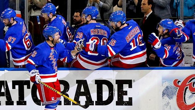 Útočník New Yorku Rangers Martin St. Louis (26) oslavuje se svými spoluhráči gól proti Pittsburghu. Útočník New Yorku Rangers Martin St. Louis (26) oslavuje se svými spoluhráči gól proti Pittsburghu.